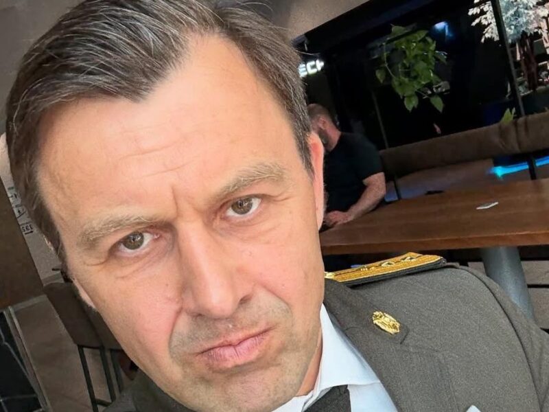 Андрій Оністрат показав могилу сина, який загинув на фронті