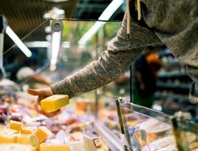 Через війну росіяни масово економлять на їжі та одязі – розвідка