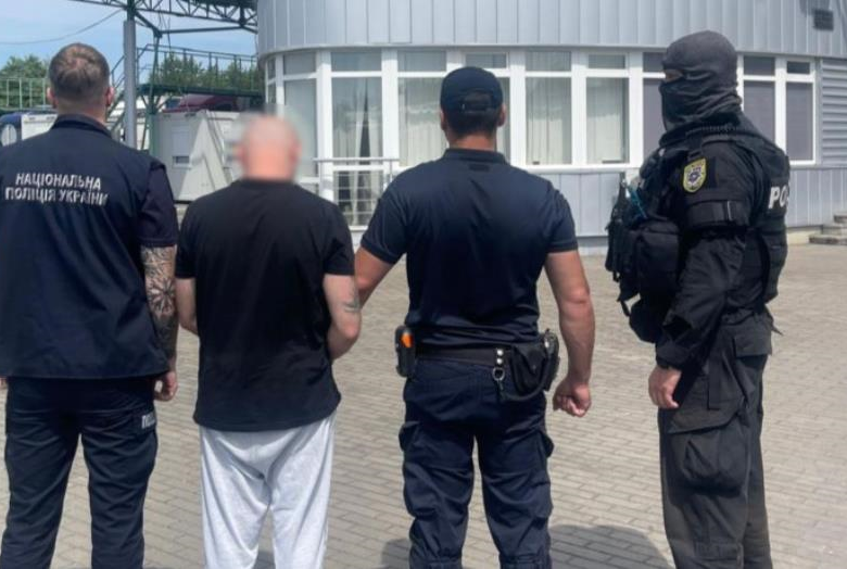 До України зі Словаччини екстрадували організатора озброєної банди