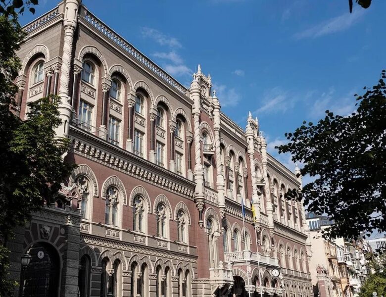 Долар тримається на рекордному максимумі в Україні