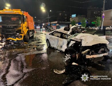 ДТП у Києві: Audi влетіла у вантажівку на зустрічній смузі
