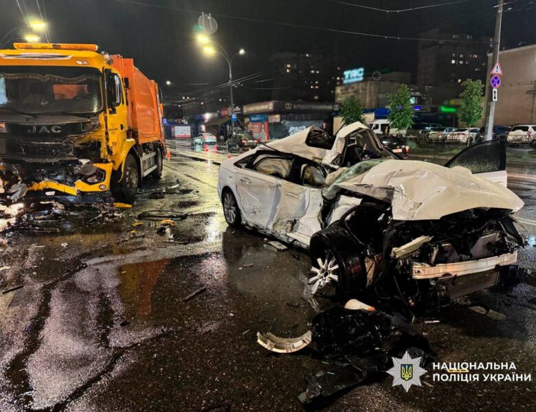 ДТП у Києві: Audi влетіла у вантажівку на зустрічній смузі