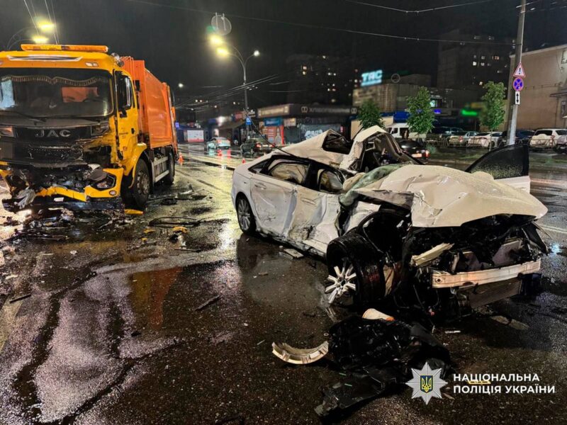 ДТП у Києві: Audi влетіла у вантажівку на зустрічній смузі