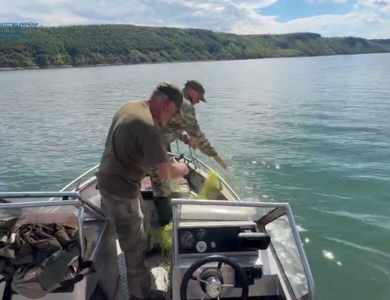 Рибоохоронці Держрибагентства очистили Дністровське водосховище від браконьєрських сіток