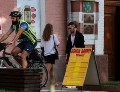 Курс гривні падає в обмінних пунктах