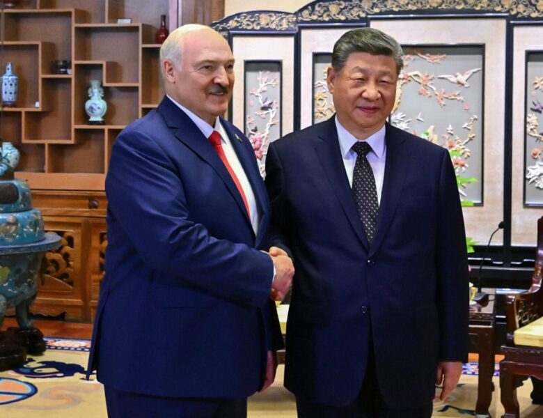 Лукашенко зустрівся із Сі Цзіньпіном в Пекіні