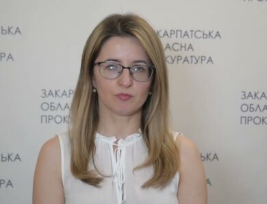 Багатодітна матір знімала порно з малолітньою дочкою: жінку взято під варту