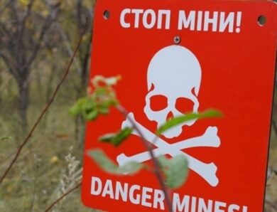 На Херсонщині автомобіль підірвався на російській міні: є поранені