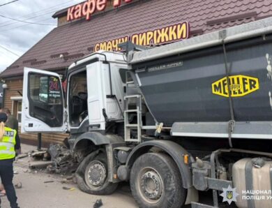 На Хмельниччині вантажівка влетіла у кафе