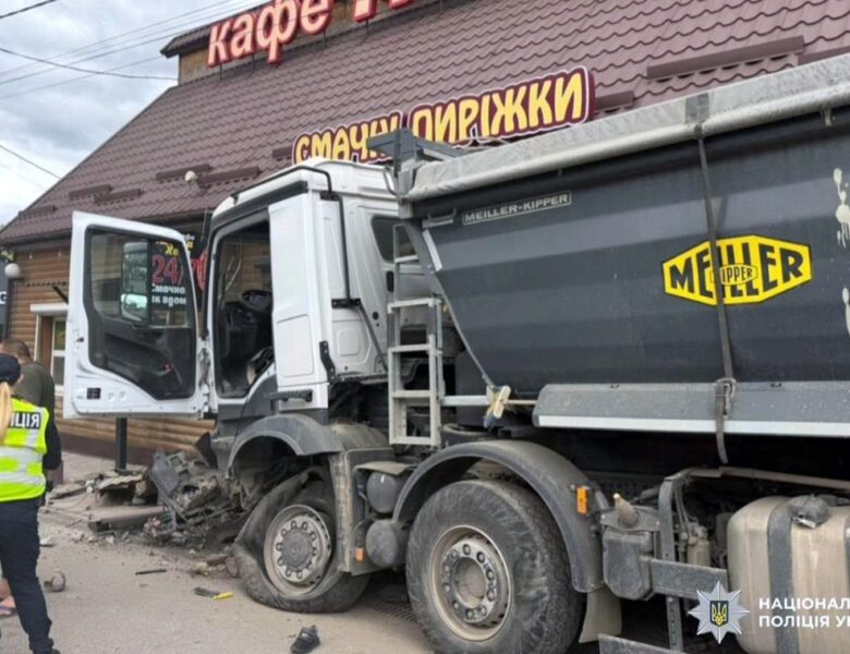 На Хмельниччині вантажівка влетіла у кафе