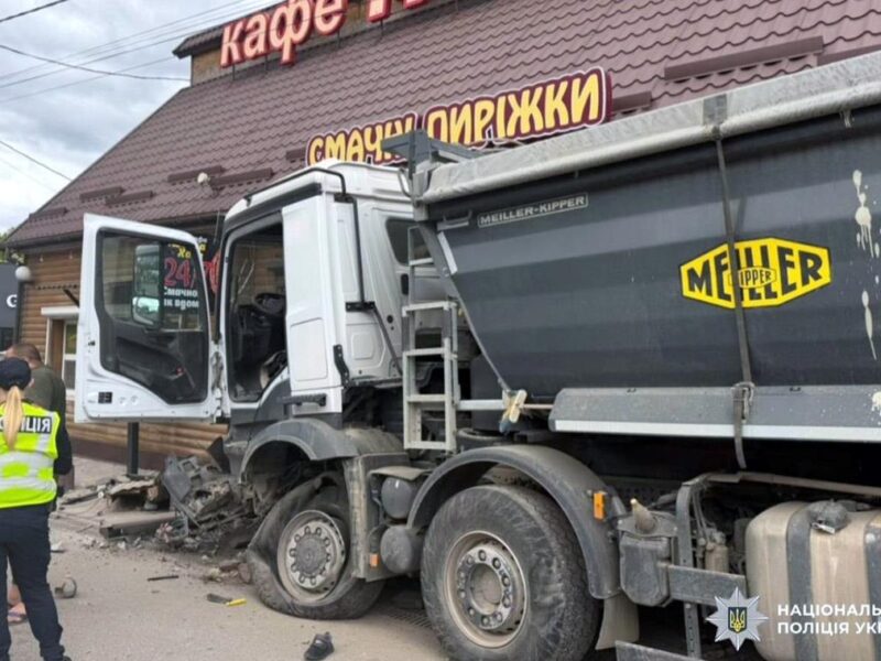 На Хмельниччині вантажівка влетіла у кафе