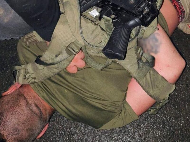 На Хмельниччині затримали чоловіка, який стріляв з автомата біля ТЦК