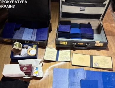 На Київщині викрили виробництво та продаж підроблених документів