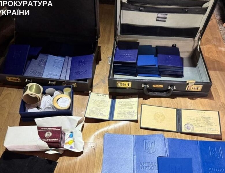 На Київщині викрили виробництво та продаж підроблених документів