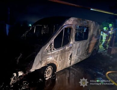 На Одещині дезертир підпалив мікроавтобус військового