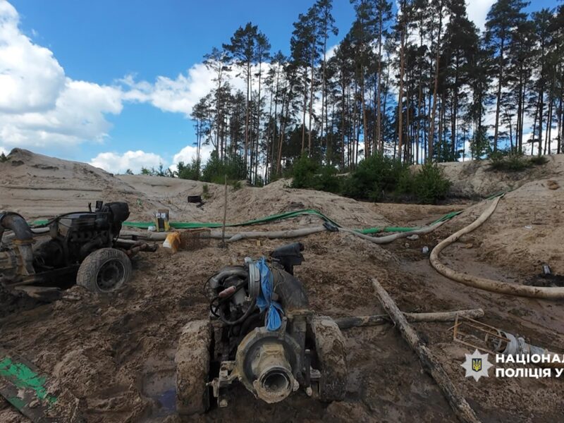На Рівненщині викрили масштабний нелегальний видобуток бурштину