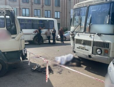 На Закарпатті вантажівка в&rsquo;їхала у людей, які виходили з автобуса