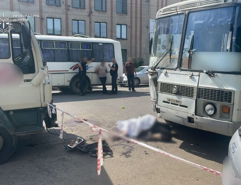 На Закарпатті вантажівка в&rsquo;їхала у людей, які виходили з автобуса