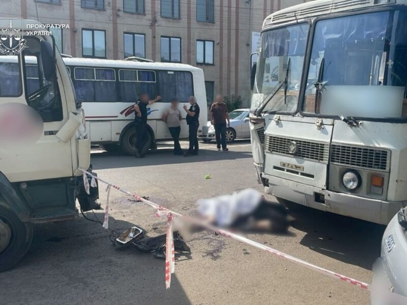 На Закарпатті вантажівка в&rsquo;їхала у людей, які виходили з автобуса