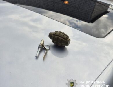 Наркодилер погрожував гранатою під час затримання