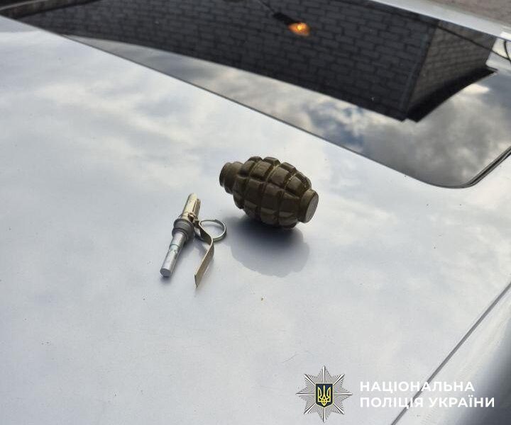 Наркодилер погрожував гранатою під час затримання