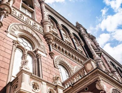 Нацбанк почав знижувати курси долара і євро