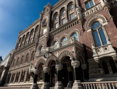 НБУ продав максимальний обсяг доларів з березня
