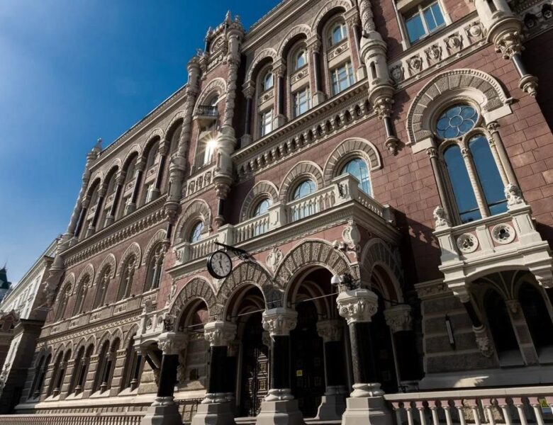 НБУ продав максимальний обсяг доларів з березня