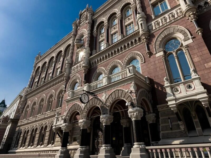 НБУ продав максимальний обсяг доларів з березня
