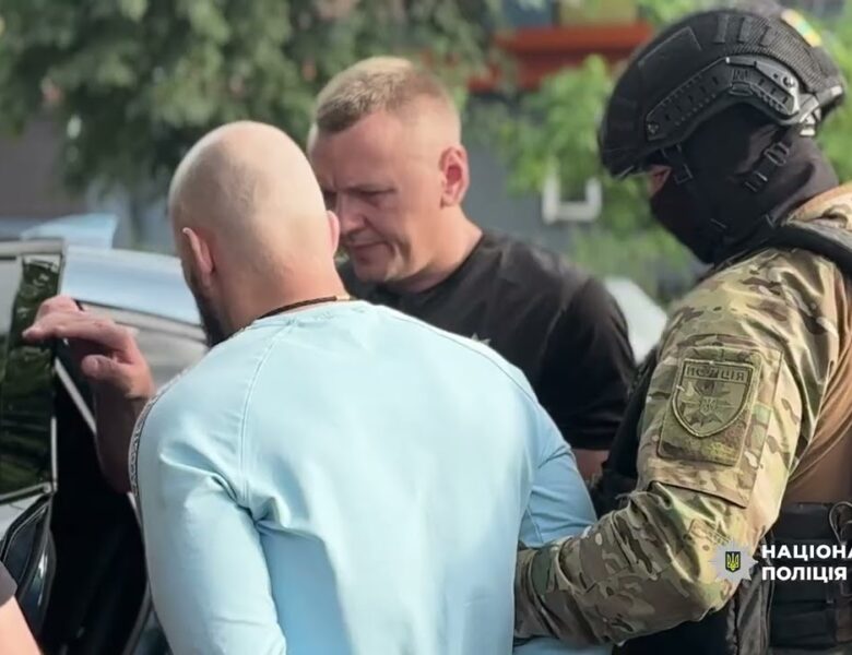Погрози та підпал авто через вигаданий борг 250 тис дол: Нацполіція затримала групу вимагачів
