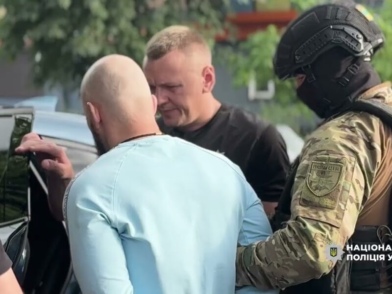 Погрози та підпал авто через вигаданий борг 250 тис дол: Нацполіція затримала групу вимагачів