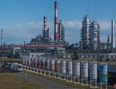 Один з найбільших НПЗ Росії зупинив роботу після атаки України – ЗМІ