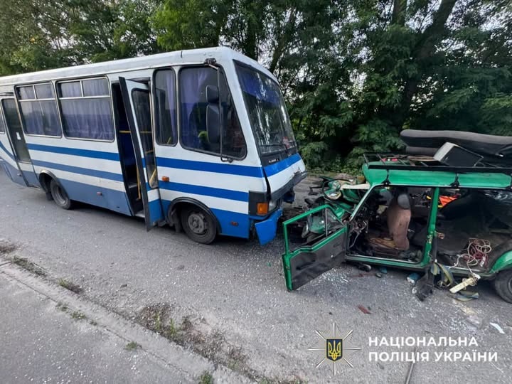 Під Києвом ВАЗ влетів в автобус: загинула дитина