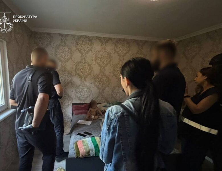 Порно з малолітньою донькою: багатодітну матір взяли під варту