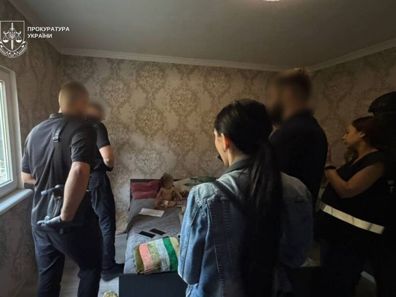Порно з малолітньою донькою: багатодітну матір взяли під варту
