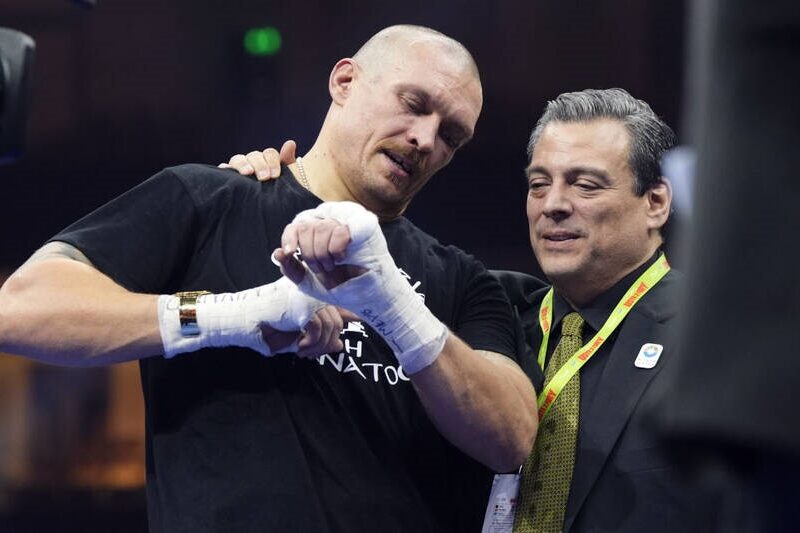 Президент WBC подумав, що замість Усика від титулів відмовився ШІ
