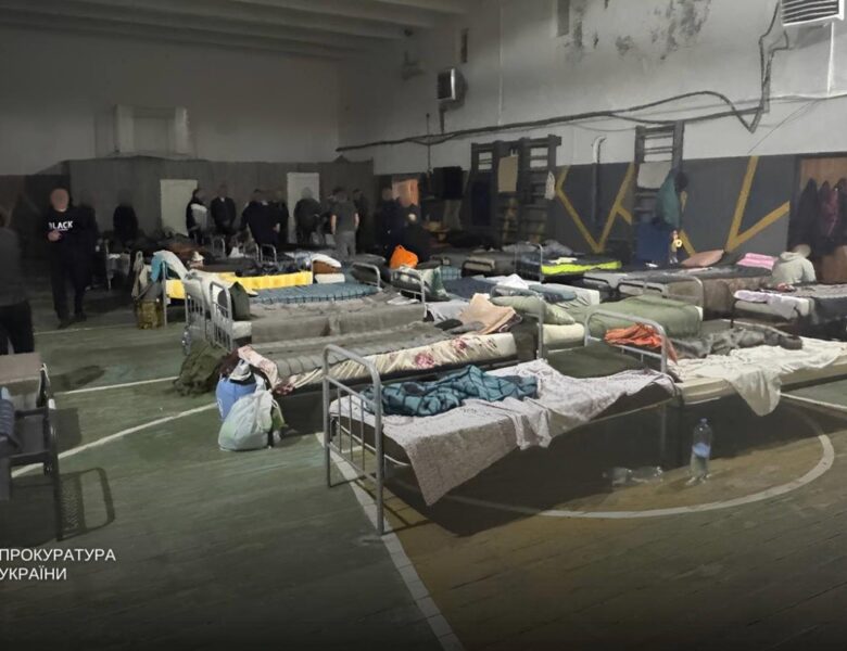 Приковували людей кайданками в ТЦК: ужгородські військкоми отримали підозру