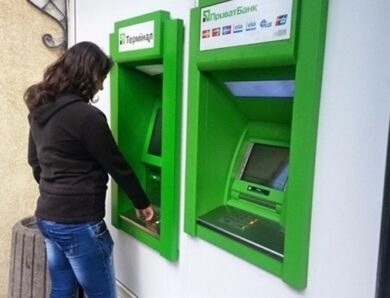 ПриватБанк обмежив видачу готівки