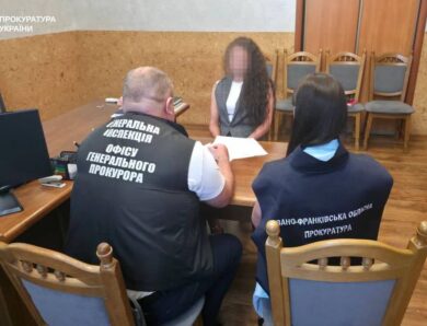 Прокурор з Франківщини за 1000 доларів “допомагала” чоловіку отримати бронь