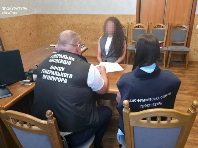 Прокурор з Франківщини за 1000 доларів “допомагала” чоловіку отримати бронь