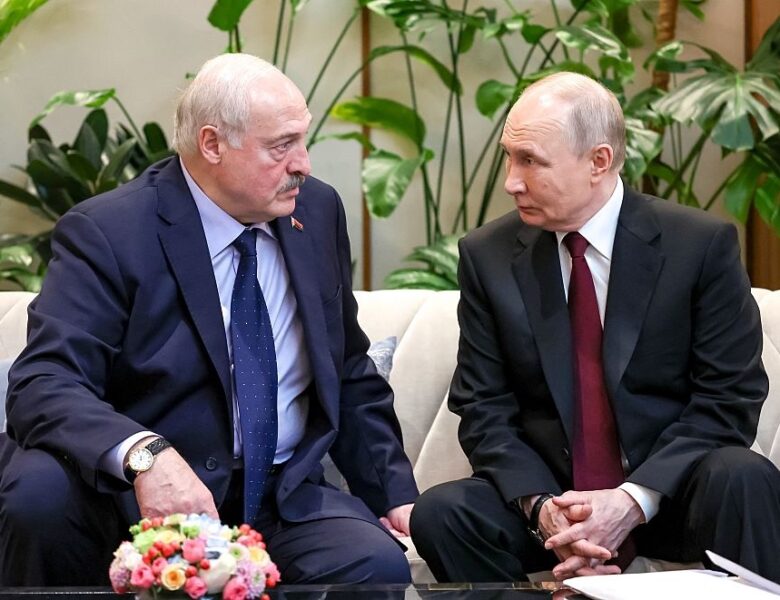 Путін шантажує Лукашенко щодо участі у війні – ЗМІ