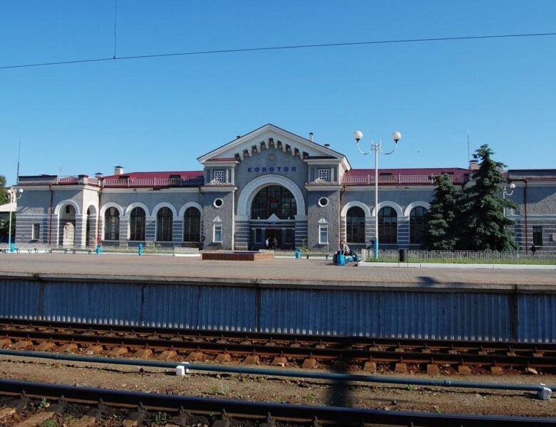РФ атакувала залізничне депо у Конотопі: є жертва і поранені