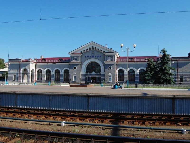 РФ атакувала залізничне депо у Конотопі: є жертва і поранені