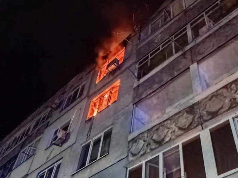 РФ вдарила по Павлограду: горить багатоповерхівка