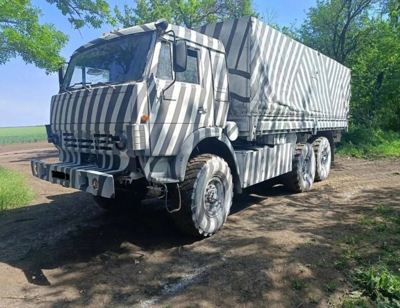 Росіяни почали фарбувати техніку “під зебру”