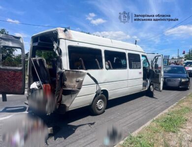Росіяни вдарили по маршрутці у Запоріжжі, є жертви