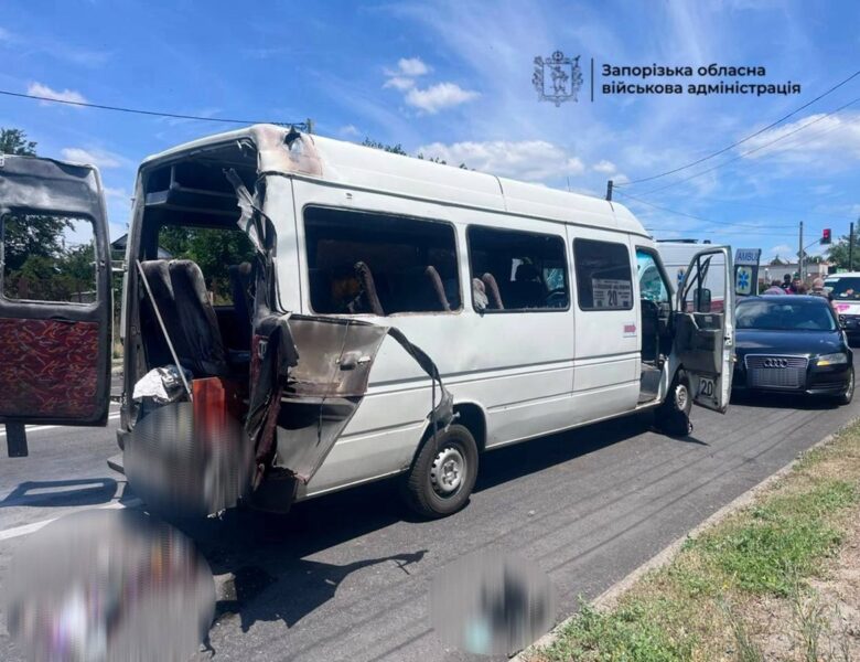 Росіяни вдарили по маршрутці у Запоріжжі, є жертви