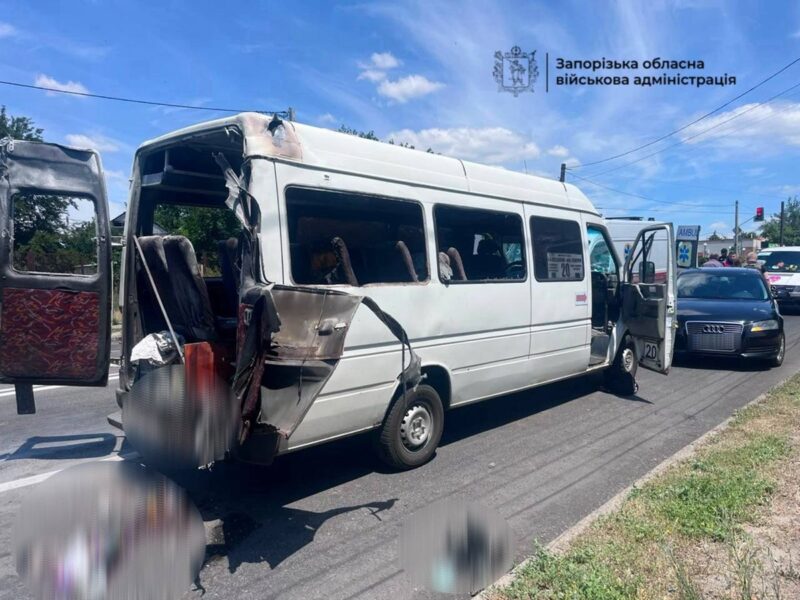 Росіяни вдарили по маршрутці у Запоріжжі, є жертви