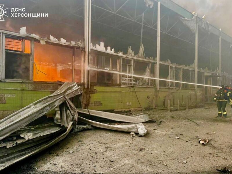 Росіяни вдарили по підприємству в Херсоні