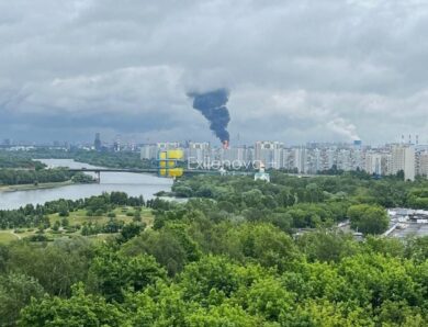 Столицю РФ атакують дрони, палає її найбільший НПЗ